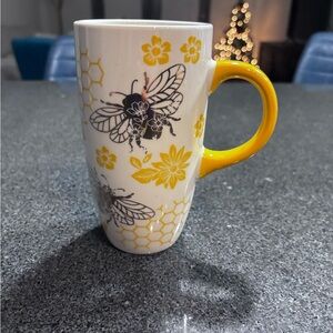 Adorable Bee Tumbler from Heartland Hive with Metallic Gold Details
